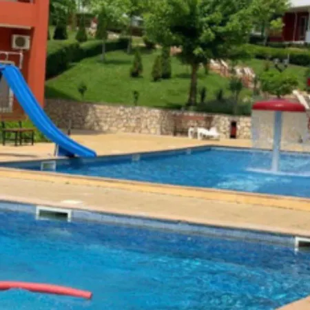 2-комнатные у моря 10 бассейнов Crown Noks Apartamento *